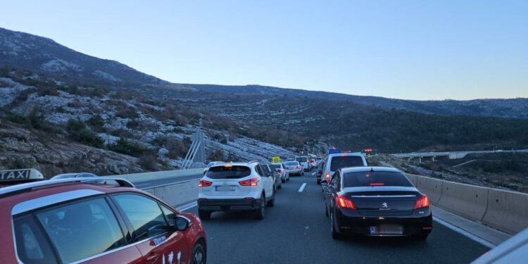 Gužve na brzoj cesti, prosuo se šljunak