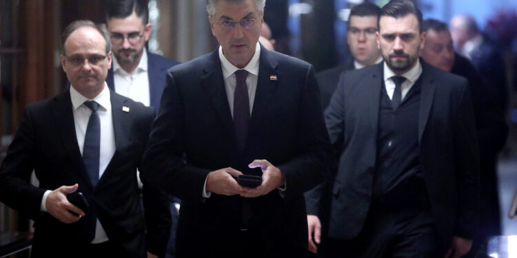 HDZ žestoko udario na Možemo zbog tenkova: ‘Vežite se lancima i lupajte loncima’