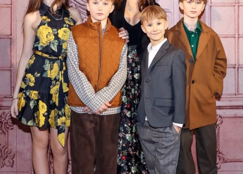 Hilaria Baldwin pozira s četvero od SEDMERO djece svoje i supruga Aleca na rijetkom crvenom tepihu… nakon što se nasmijala drami s ‘lažnim’ naglaskom