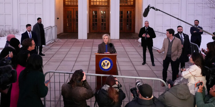 Hillary Clinton objašnjava zašto je Epsteinov suučesnik bio na vjenčanju kćeri — RT World News