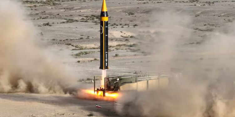 Iran rasporedio novi balistički projektil srednjeg dometa
