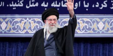 Iranski vrhovni vođa prijeti da će potopiti američke nosače zrakoplova poslane na Bliski istok – dok se nuklearni pregovori nastavljaju