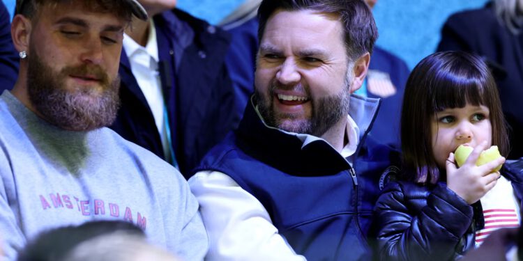 JD Vance i Jake Paul sjede zajedno dok gledaju američki ženski hokej na Zimskim olimpijskim igrama