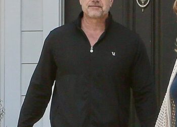 JFK Jr-ov nezgrapni ljubavni suparnik natjerao je Carolyn Bessette da se vrati po još… sada smo pronašli srebrnokosu zvijezdu Baywatcha na klupi autobusa