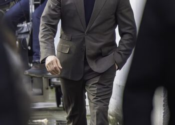 Jason Statham u svakom centimetru izgleda tvrdoglavo dok ponovno okuplja ekipu za nastavak londonskog kriminalističkog trilera Layer Cake – s Camilom Mendes u ulozi gangsterove djevojke