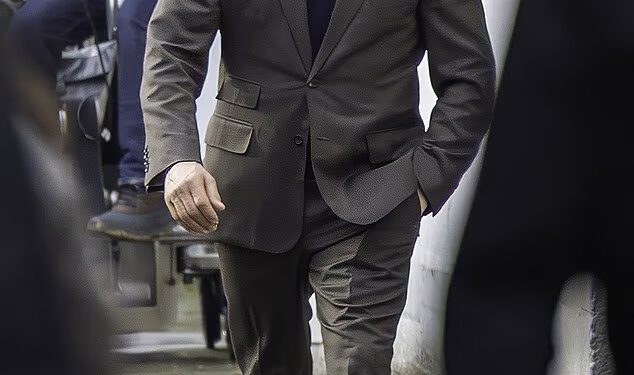 Jason Statham u svakom centimetru izgleda tvrdoglavo dok ponovno okuplja ekipu za nastavak londonskog kriminalističkog trilera Layer Cake – s Camilom Mendes u ulozi gangsterove djevojke