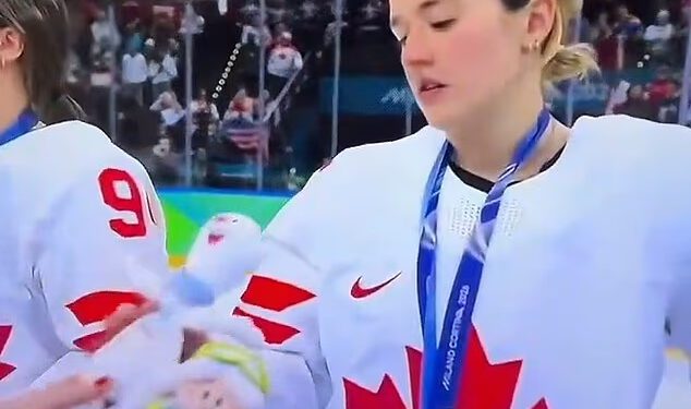 Kanadske hokejašice postale su viralne zbog smiješnih reakcija na plišane igračke na ceremoniji dodjele olimpijskih medalja