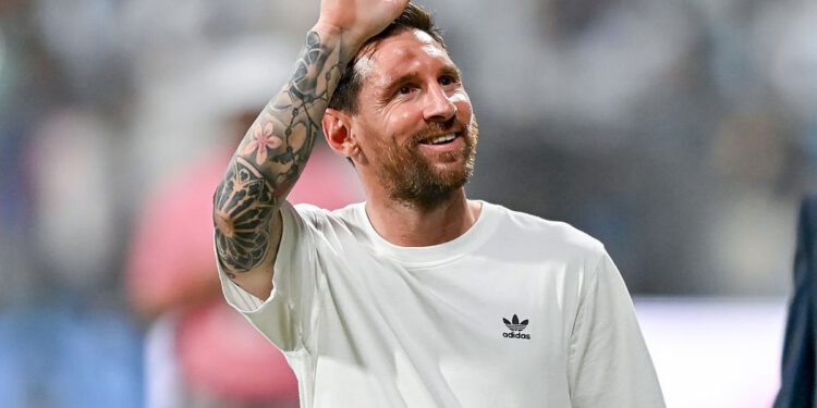 Kaos u Portoriku: Messi zatrpan navijačem i osiguranjem