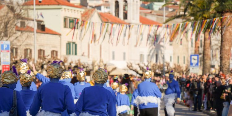 Karneval u Makarskoj otkazan zbog jake bure, umjesto toga druženje i ples u hotelu Miramare