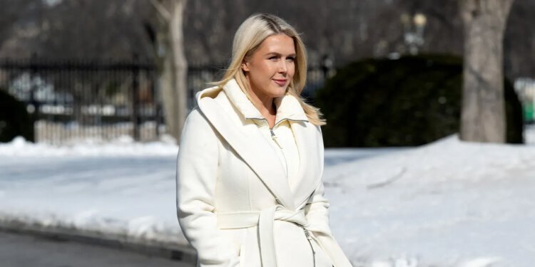 Karoline Leavitt iz Bijele kuće kritikuje slavne osobe zbog kritika ICE-a