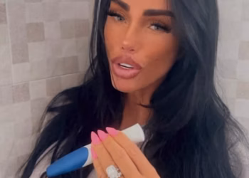 Katie Price, 47, pozira s testom za trudnoću nakon što tvrdi da ‘ima dijete’ s novim suprugom Leejem Andrewsom – dok se par ponovno vjenčava na ‘pravnoj’ ceremoniji