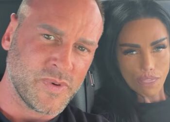 Katie Price i prkosni suprug Lee Andrews razbacuju optužbe o umjetnoj inteligenciji i inzistiraju na tome da su ‘nefiltrirane’ – usprkos njegovom golemom nizu neprepoznatljivih, digitalno obrađenih fotografija na društvenim mrežama