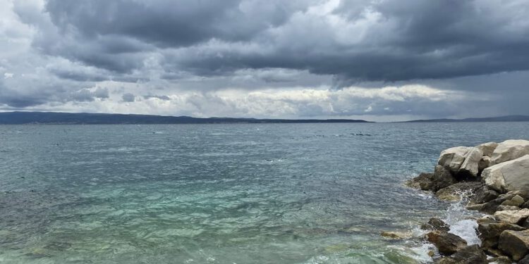 Kišovit i vjetrovit petak uz lokalne nevere