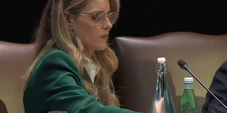 Komisija za vjerske slobode obuva bivšu pobjednicu izbora ljepote tijekom sastanka o antisemitizmu