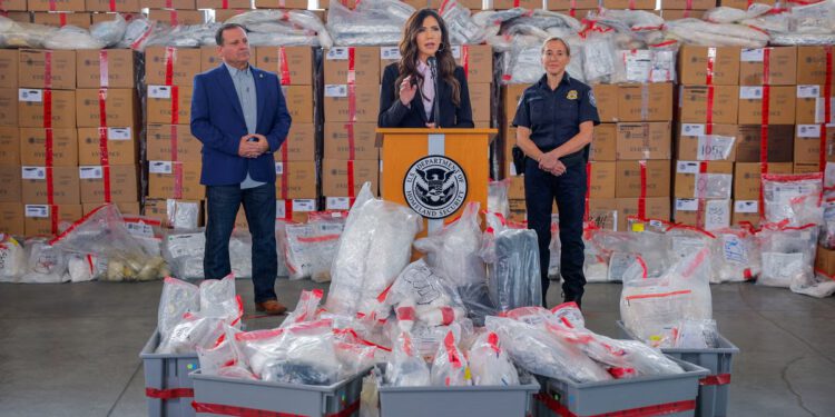 Kristi Noem bori se s prosvjednicima i sirenama koje zavijaju tijekom kazališne konferencije za novinare ukrašene rekvizitima za drogu