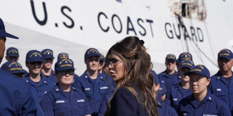 Kristi Noem koristi zrakoplove obalne straže za deportacije migranata, što smeta čelnicima podružnice