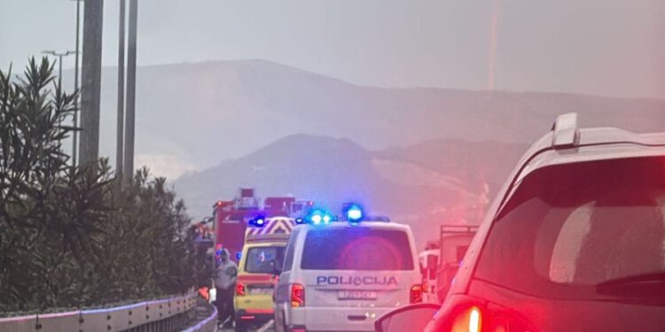 Lančani u Kaštelima: Auto završio na krovu, jedna osoba ozlijeđena