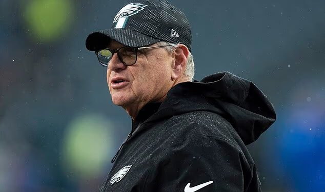 Legendarni trener Philadelphia Eaglesa Jeff Stoutland najavljuje šokantan odlazak dok Jason Kelce odaje emotivnu počast