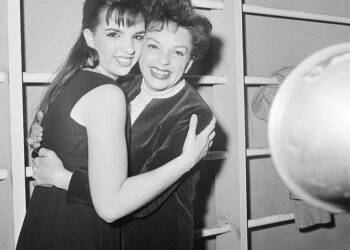 Liza Minnelli dijeli srcedrapajuće detalje svog odrastanja s majkom Judy Garland koja je kao dijete bila ‘otrovana gaćicama’ – prije nego što je pronašla ljubav s mužem kojeg je zatekla u krevetu s drugim muškarcem