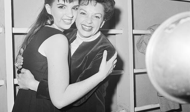 Liza Minnelli dijeli srcedrapajuće detalje svog odrastanja s majkom Judy Garland koja je kao dijete bila ‘otrovana gaćicama’ – prije nego što je pronašla ljubav s mužem kojeg je zatekla u krevetu s drugim muškarcem