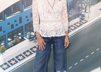 Lori Loughlin, 61, izgleda mladoliko dok vodi zvijezde na dobrotvornom događaju u LA-u… nakon što je izjavila da je ‘iznimno ljuta’ na bivšeg Mossima Giannullija