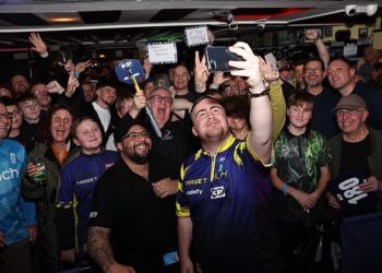 Luke Littler zapanjio je posjetitelje puba dok se dvostruki svjetski prvak iznenađuje i bori protiv mještana u pikadu