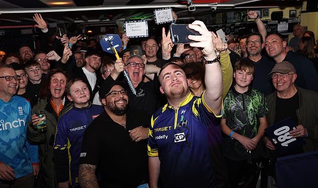 Luke Littler zapanjio je posjetitelje puba dok se dvostruki svjetski prvak iznenađuje i bori protiv mještana u pikadu