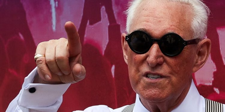 MAGA građanski rat izbija sa Stevenom Bannonom i Rogerom Stoneom u online svađi oko Epsteina