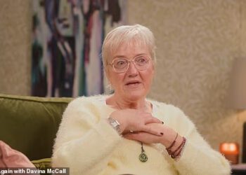 Majka Paula Mescala Dearbhla briznula je u plač dok je govorila da je njezin ‘rak bio dar’ koji joj je omogućio da se ‘zaljubi u sebe’ dok razmišlja o svojoj borbi s multiplim mijelomom