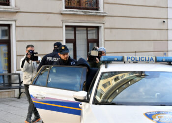 Maloljetnik pretučen u Rijeci: Napali su ga kad je sjedio na klupici i jeo burek