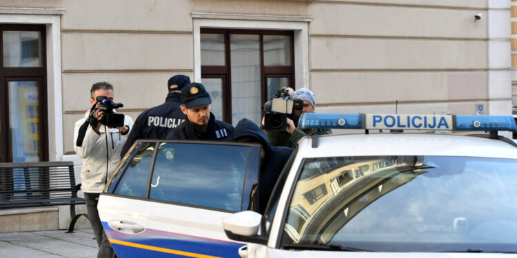 Maloljetnik pretučen u Rijeci: Napali su ga kad je sjedio na klupici i jeo burek