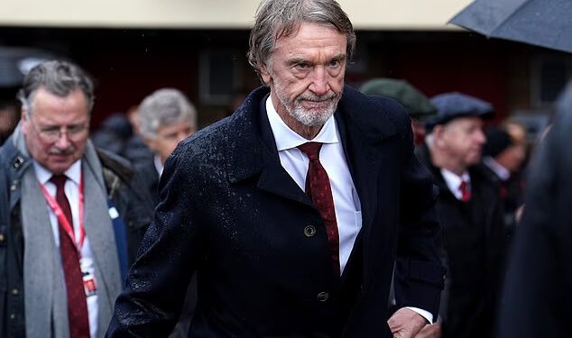 Man United je objavio bizarnu izjavu o tome da je ‘inkluzivan i gostoljubiv’ – bez spominjanja Sir Jima Ratcliffea – nakon što se morao ispričati jer je rekao da su migranti ‘kolonizirali’ Britaniju