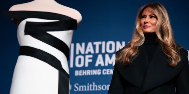 Melania Trump daruje upečatljivu inauguralnu balsku haljinu Smithsonianu