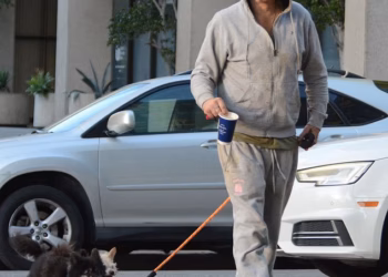 Mickey Rourke izgleda još gore dok šeta svoje pse u prljavoj trenirci u LA-u nakon fijaska s deložacijom