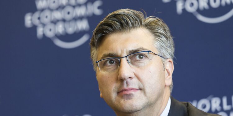 Modrićev aksiom: Hrvatska između nelustriranih struktura i globalnih heroja