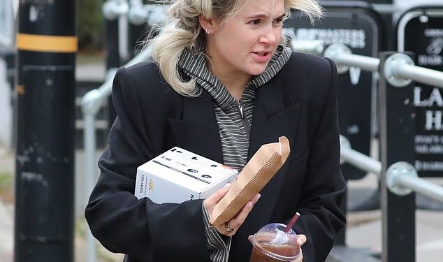 Molly-Mae Hague nema šminke s kosom u uvojcima dok uzima panini i ledenu kavu dok obavlja poslove u Cheshireu