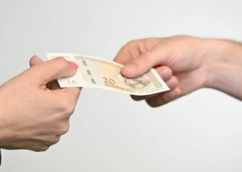 Muškarac kažnjen s 1.500 KM jer je policajcima ponudio 20 KM