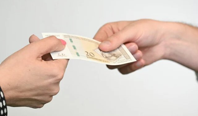 Muškarac kažnjen s 1.500 KM jer je policajcima ponudio 20 KM