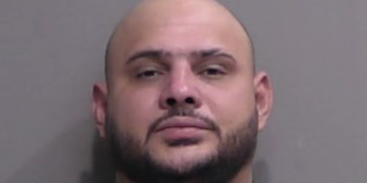 Muškarac s Floride bacio je ukradeno meso vrijedno 4 tisuće dolara kad je zatekao svoju djevojku kako kuha s drugim muškarcem, kažu policajci