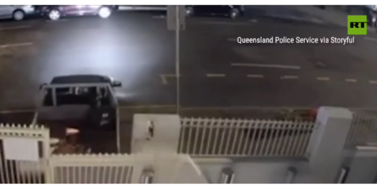 Muškarac se kamionetom zabio u sinagogu u Australiji (VIDEO) — RT World News