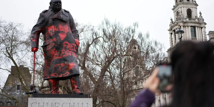Muškarac uhićen u vezi s grafitima na kipu Winstona Churchilla u Velikoj Britaniji