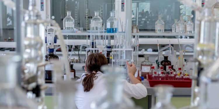 NATO financira, Hrvati razvijaju: Revolucionarni tekstil otporan na vatru i bakterije slaže se na Institutu Ruđer Bošković