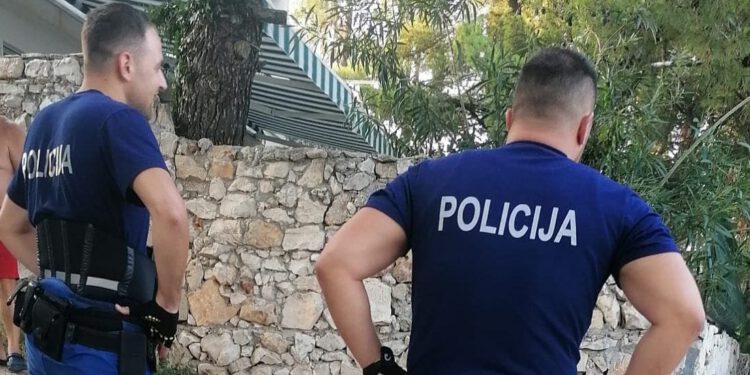 Na poznatoj splitskoj plaži gađao prolaznike smećem pa udario djevojku