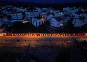 Na šibenskoj Brodarici osvanuo 75 metara dug mural Torcide