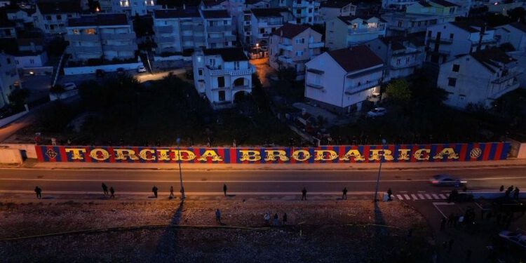 Na šibenskoj Brodarici osvanuo 75 metara dug mural Torcide