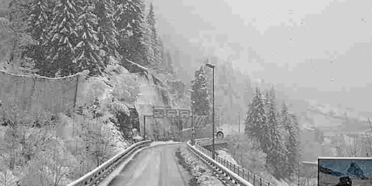 Najnovija nesreća vlaka u Švicarskoj: Nekoliko ljudi ozlijeđeno nakon lavine koja je uzrokovala iskakanje vlaka iz tračnica u Alpama