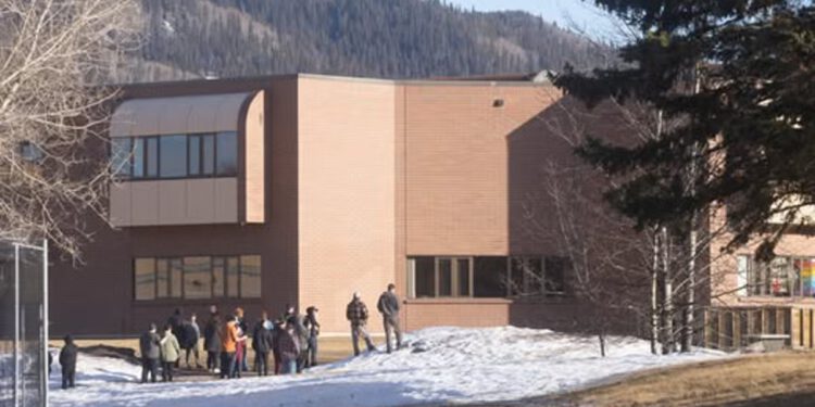 Najnovija pucnjava u školi u Kanadi: ‘Ženska u haljini’ identificirana kao osumnjičena nakon devet ubijenih i deseci ozlijeđenih