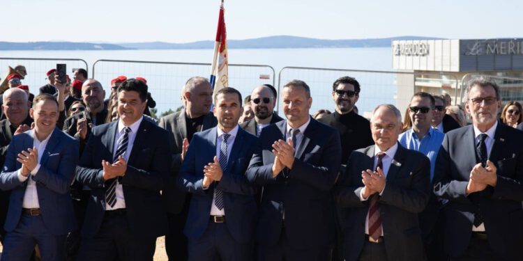 Nakon svečanosti u Podstrani, opet se oglasio Mijo Dropuljić: “Položen kamen temeljac, cilj jednosmjenska nastava”