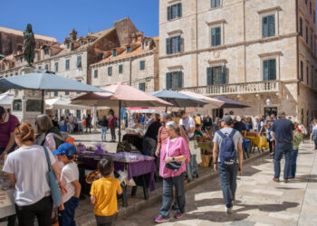 Nakon više tjedana kiše, kralj veljače obilježit će neuobičajeno visoke temperature i prava proljetna epizoda