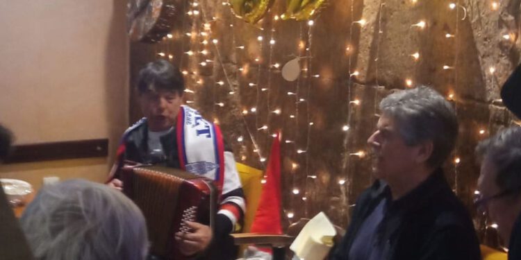 Nekadašnji igrač Hajduka proslavio rođendan u srcu Splita, sam je uzeo harmoniku u ruke